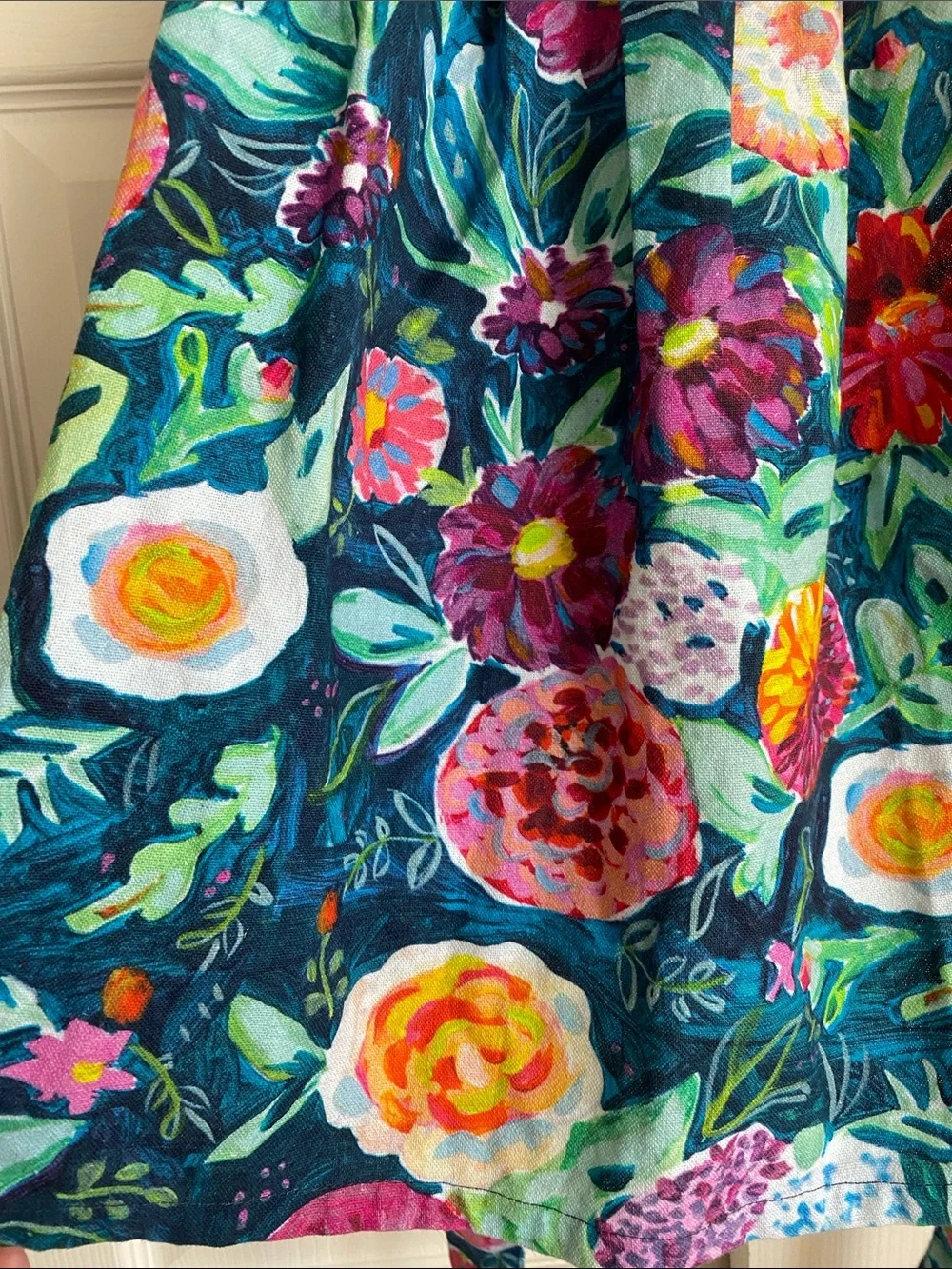 🌼  Gorgeous NWOT Anthropology Apron with beaded and embroidered bees